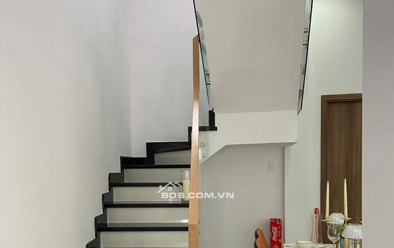 Bán nhà sát căn mặt tiền đường Tỉnh Lộ 10, DT 63m2, xây mới 1 trệt, 1 lầu